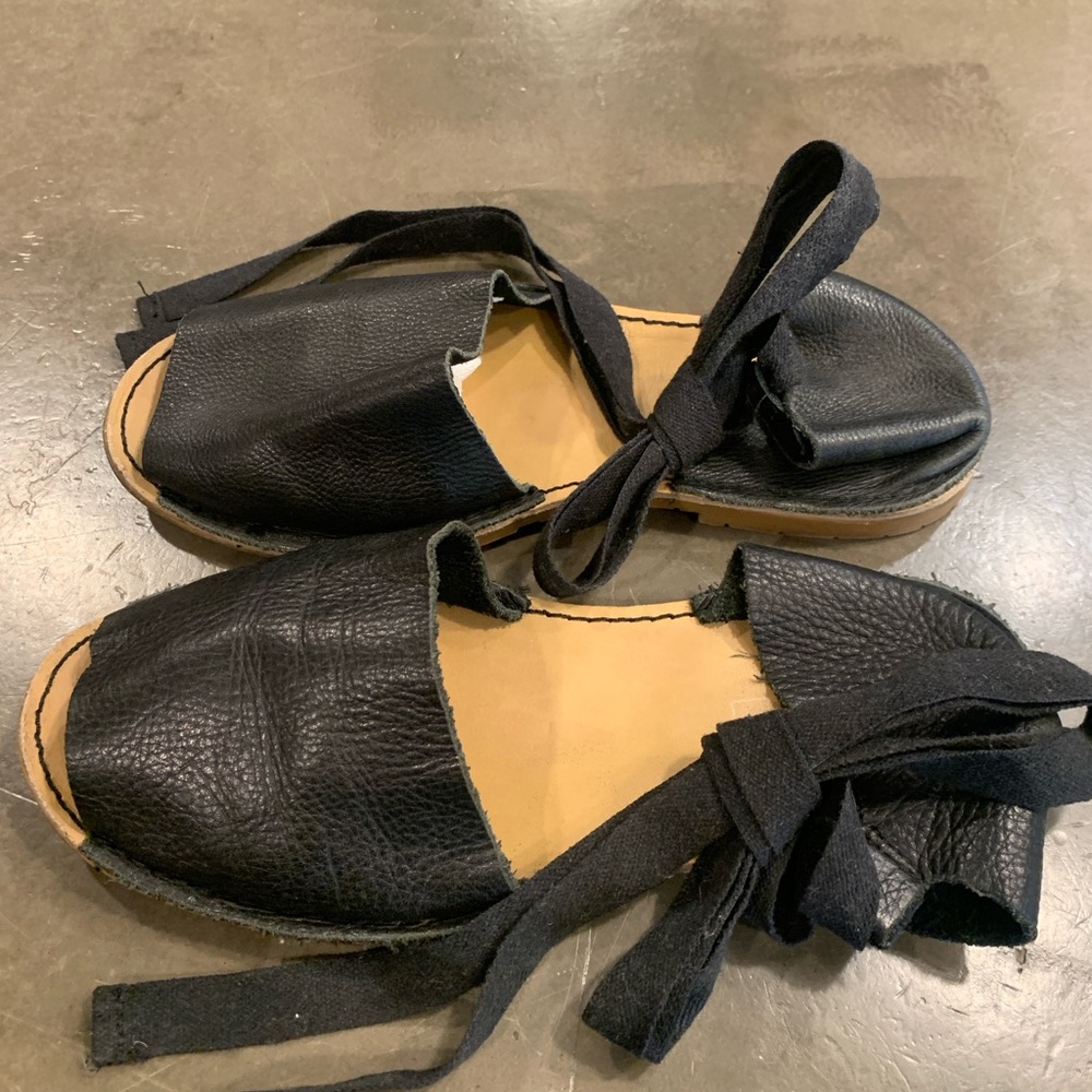 Black Leather Sandals/size 38/7.5 - Picture 4 of 12